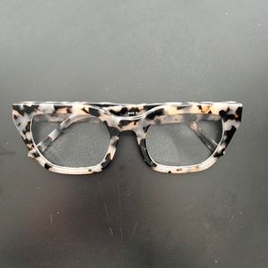 Women’s Readers 1.0 Strength Black gray cream tortoise eyeglass frame.